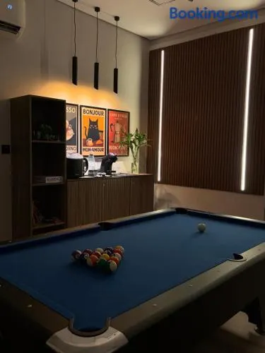 M&F Home - شقة فاخرة - غرفة نوم وصالة وطاولة بلياردو وركن قهوة - Image 1