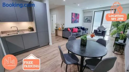 Luxury City Centre Townhouse with Parking - Image 1