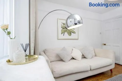 Stylish Victorian 3 Bed House Huge Garden/Parking - Image 1