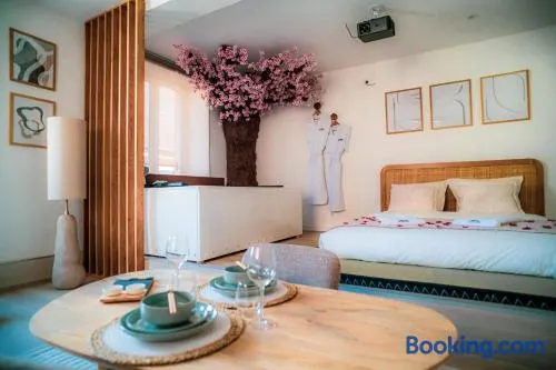 Nuit romantique, Suite avec jacuzzi et cinéma privé au design Japandi - Image 1