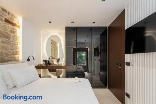 Una Rooms - Image 1