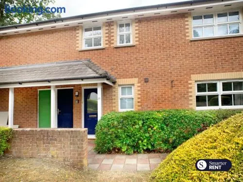 Wokingham - 2 Bedroom Maisonette - With Parking - Image 1