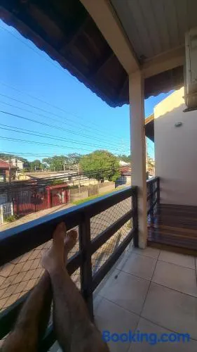 Ótima casa perto de mercados pracinha e posto de gasolina - Image 1
