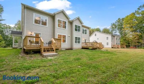 Huge 10BR Family Stay, Sleeps 20 in Bloomfield, CT - Image 1
