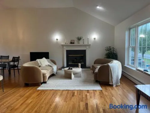 Cozy Beautiful Pondside Luxurious Retreat - Image 1