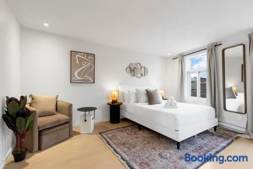 Spacious 2-Level Stay Private Terrace & Parking - Image 1