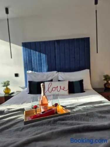 Newly Renovated Flat with Parking space - Image 1