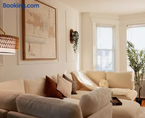 Spacious 3BR Near NYC and MetLife with 5 Beds and 2 Parking - Image 1