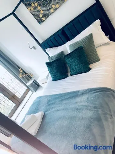Superior Large Family Suite, Lux Living City Apartment, 2 Kingsize Bedrooms 2 Bath Business Suite WiFi Parking - Image 1