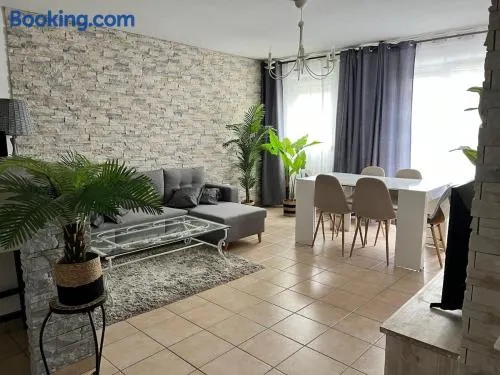 Appartement, 6 people, pool access, 10 minutes from Avignon, - Image 1