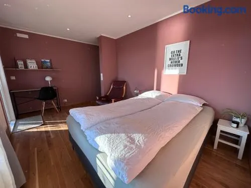 Rom med sjøutsikt sentralt på Finnsnes - Image 1