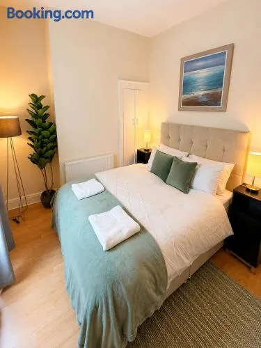 Spacious 3-Bed House Near Uni and Town Centre - Image 1