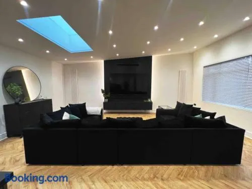 The Baglan Bungalow M4 Access in 1 min - Image 1