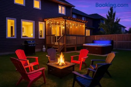 Outdoor Oasis-Hottub-BBQ-Firetable-AC-KingBd-85in TV - Image 1