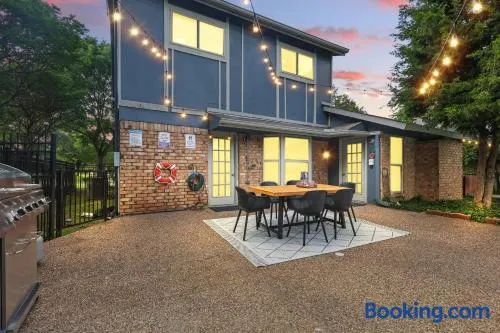 Best of Garland - Pool, Cinema Rm, BBQ 3BD - 2BA - Image 1