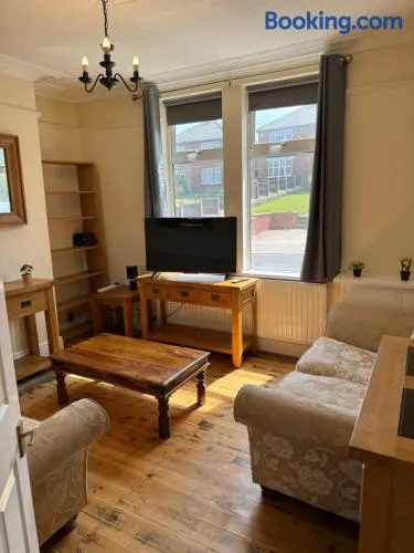 Large Traditional, Sleeps 8, 2 Baths, Train, Tram, Pubs, Market, Hucknall - Image 1