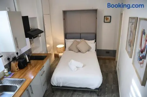 The Chic Retreat - Image 1