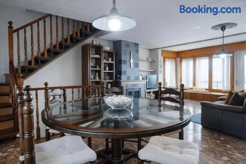 Casa Dalia grande y luminosa con terraza y garaje en pueblo tranquilo - Image 1