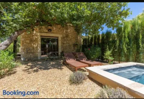 Lou Gordoletto et piscine privée - Image 1
