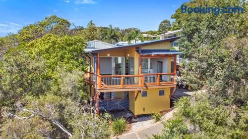 Sea View + Sleeps 8 + 3 mins to Beach - Image 1