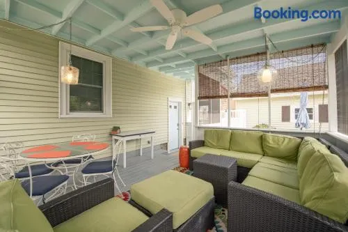 Charming 4 Bedroom Cottage w/Screen Porch - Walk To Beach & Town - Image 1