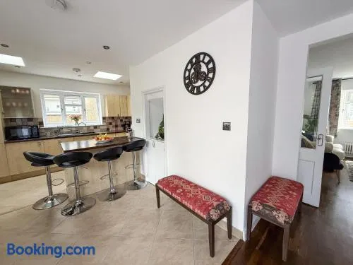 Bassetts -Modern 3 bed and 2 bath House - Contractor and Family ready - Image 1