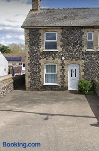 Charming 3 bedroom flint cottage - Image 1