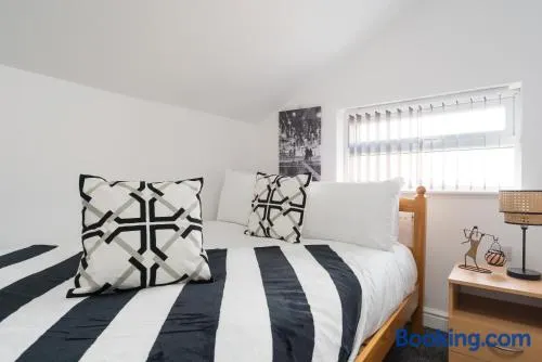 3 Bedroom Adom Home 4 Beds- 5 Mins to Hull Stadium- Close City Centre - Image 1