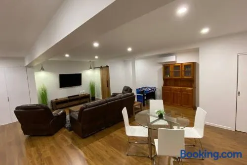 Spacious, Contemporary and Self-Contained with Beautiful Views - Image 1