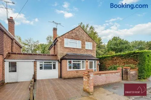 Woking -Garden Driveway Parking 4Bed - Image 1