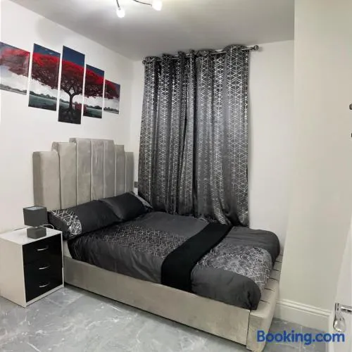 3 Bedroom Whalley Aparthotel - Image 1