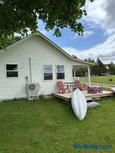 Sea breeze Retreat-Family-Friendly 3BR Waterfront Cottage with Private Deck - Image 1