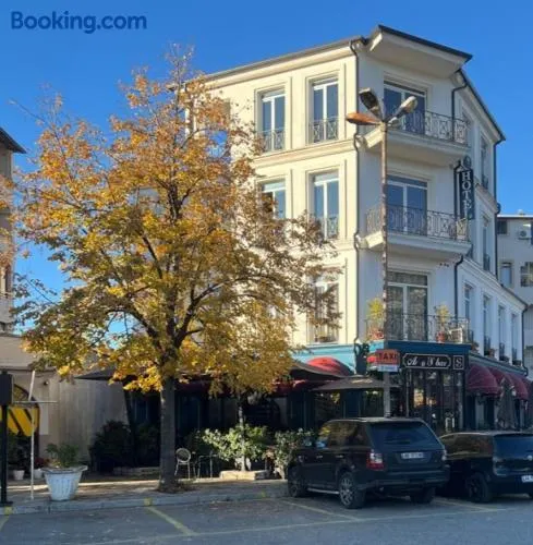Amo's Hotel - Image 1
