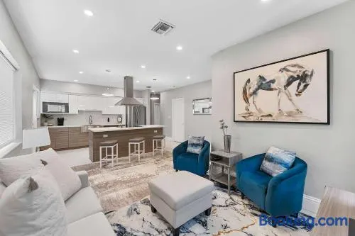 Hollywood Hideaway Luxe 3BR Escape - Image 1