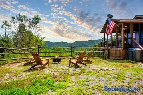 Mountain View/Jacuzzi/ Fire pit/ close to downtown - Image 1