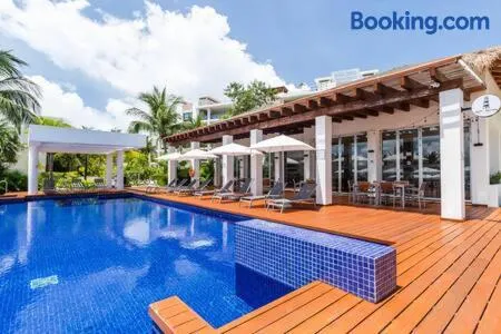 2BR Apartment with Beach Club - Image 1
