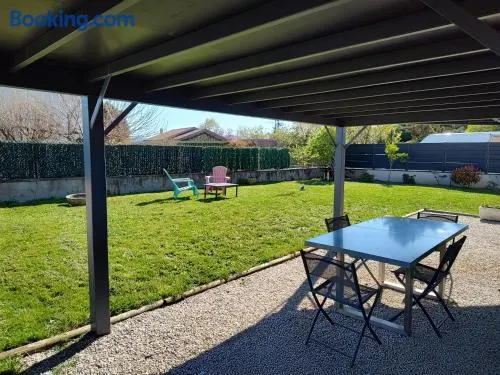 Logement 35m2 en rez de chaussée de notre maison, terrasse couverte , espace extérieur, parking privé fermé, a 3 km du centre ville du puy en Velay, tous commerces alimentaires à 200metres - Image 1