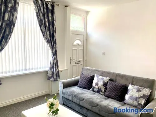 Cosy Cheerful 2 Bedrooms Near Piccadilly, Etihad Stadium Sleeps up to 5 - Image 1