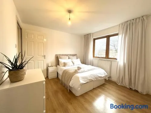 Private room with en-suite and parking in shared flat - Image 1