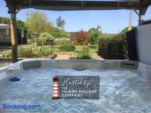 Dassia-Rural Bungalow, Dog Friendly with Hot Tub Near Gurnard - Image 1