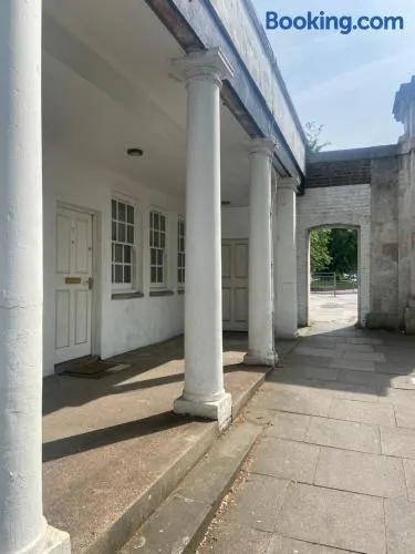 Listed building close to River Thames - Image 1