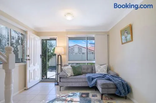 Woody Point hideaway, 3 bedroom townhouse - Image 1