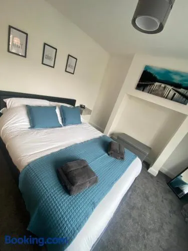 Lovely 1-bedroom apartment with garden and parking - Image 1