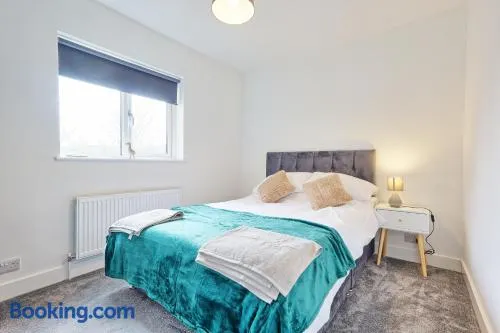 Whole house, sleeps 8, close to City centre - Image 1