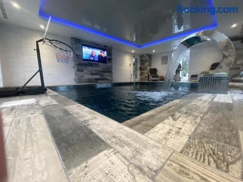 Large Boutique Pool House with Hot Tub, Knutsford - Image 1