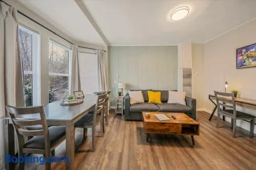 Modern Deluxe Kitchen, King Bed, Laundry, DT Renton close to Valley Med & SeaTac - Image 1