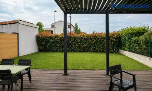 Cozy house with garden and covered terrace - Image 1