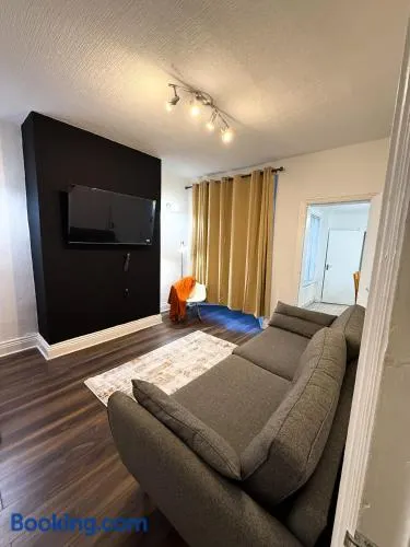 Spacious 3 Bed House, Contractors & Business, Parking, WiFi - Image 1