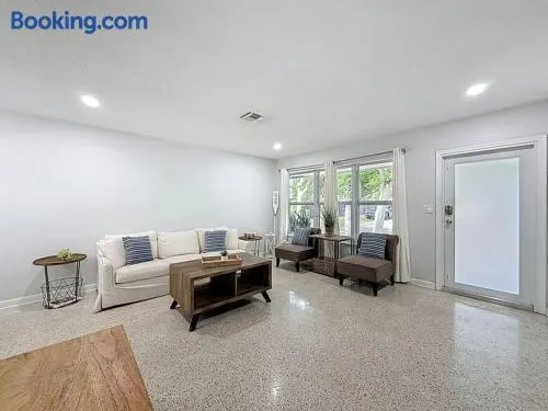 Close to Beaches, Restaurants Cozy 2 bedroom home - Image 1