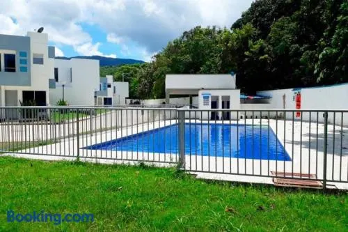 Hermosa Casa Vacacional con Piscina a 15 mins de Girardot o Melgar - Image 1